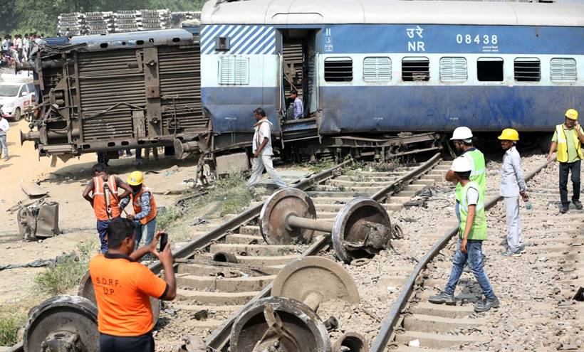 New Farakka Express derails near UP's Rae Bareilly, seven killed