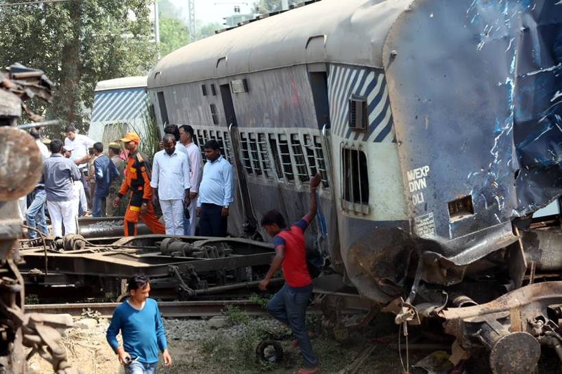 New Farakka Express derails near UP's Rae Bareilly, seven killed