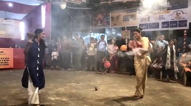 sushmita sen, durga puja, sushmita sen dhunuchi naach