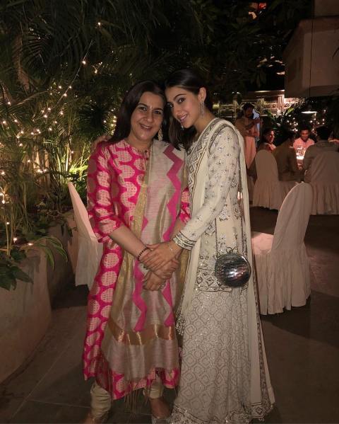 sara ali khan photos with amrita singh 