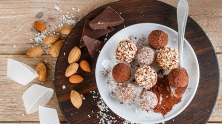 foods for focus at work, what to eat when trouble with concentration, lovneet batra, memory power, sharp memory foods, foods for clear thinking, dark chocolate benefits, green tea benefits, chana benefits, gur chana benefits, Ashwagandha tea, raisins, almonds, indianexpress.com, indianexpress,