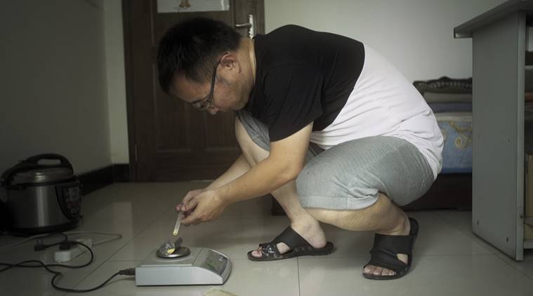 In China, the desperate make medicine at home China_drugs_4