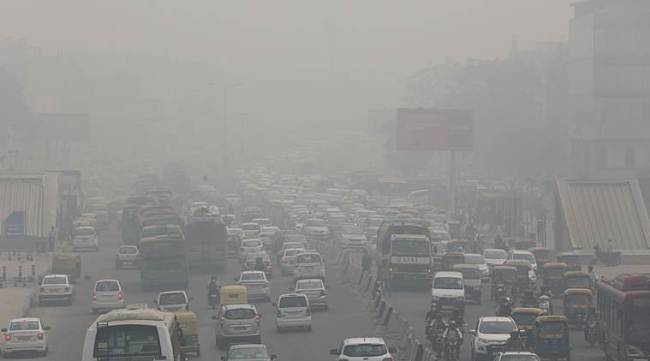 Traffic at South Extension, as the National Capital Delhi witnessed a significant rise in smog and pollution on monday. Express Photo by Tashi Tobgyal New Delhi 051018