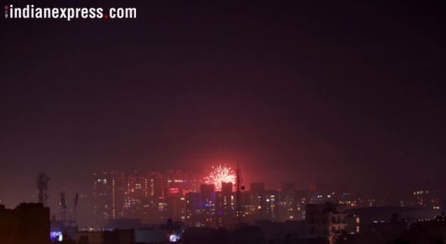 Delhi pollution, air quality index delhi, delhi after diwali, air quality in delhi, Delhi people, Delhi news, Delhi pollution photos, Delhi haze, Delhi firecrackers burning, Indian express