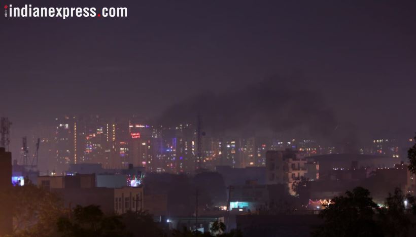 Delhi pollution, air quality index delhi, delhi after diwali, air quality in delhi, Delhi people, Delhi news, Delhi pollution photos, Delhi haze, Delhi firecrackers burning, Indian express