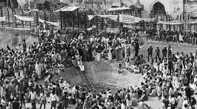 Kar sevaks at the site facing the Babri Masjid in July 1992. (Praveen Jain/Archives)