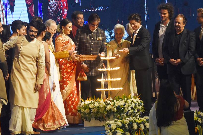 Amitabh Bachchan, Shah Rukh Khan, Waheeda Rehman, Rituparna Sengupta, Soumitra Chatterjee. Prosenjit Chatterjee