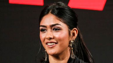 mrunal thakur shows