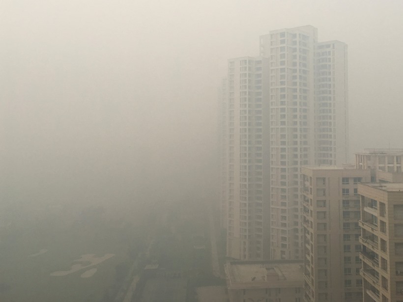 Delhi wakes up to thick smog as pollution level breaches 'hazardous' category