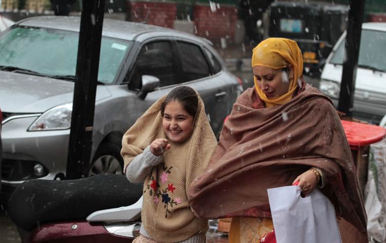 Srinagar receives season's first snowfall