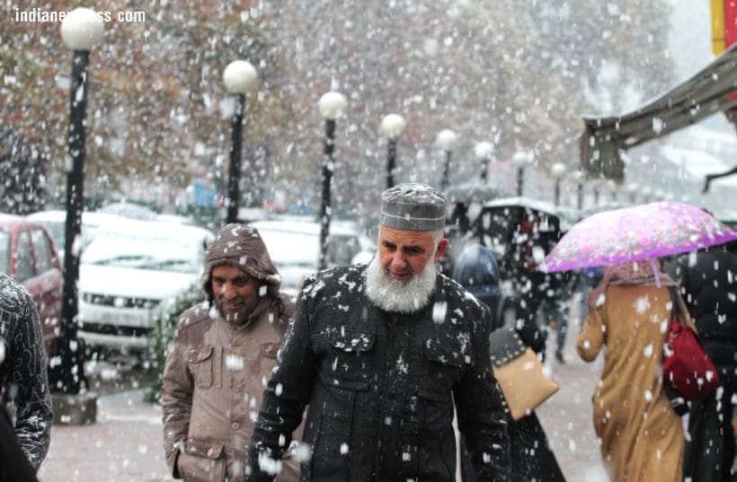 snowfall in srinagar, srinagar snowfall, srinagar snowfall photos, srinagar snowfall pics, j&k snowfall pics, snowfall in j&k pics, first snowfall in j&k photos, first snow in srinagar, first snow of the season, j&k news, Indian express