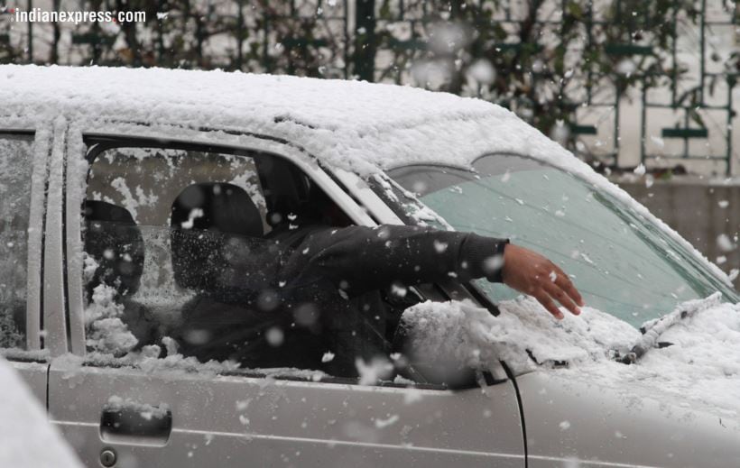 snowfall in srinagar, srinagar snowfall, srinagar snowfall photos, srinagar snowfall pics, j&k snowfall pics, snowfall in j&k pics, first snowfall in j&k photos, first snow in srinagar, first snow of the season, j&k news, Indian express