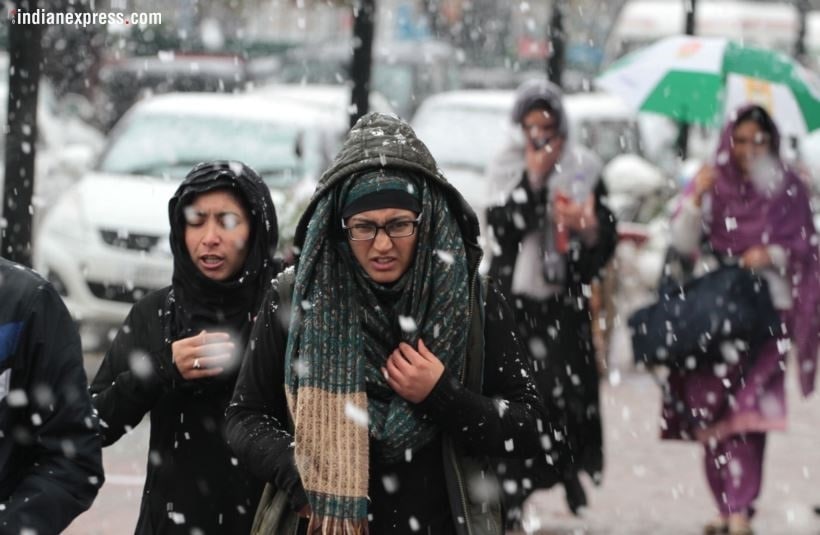 snowfall in srinagar, srinagar snowfall, srinagar snowfall photos, srinagar snowfall pics, j&k snowfall pics, snowfall in j&k pics, first snowfall in j&k photos, first snow in srinagar, first snow of the season, j&k news, Indian express