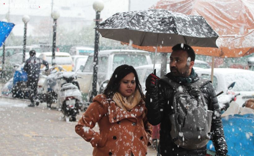 snowfall in srinagar, srinagar snowfall, srinagar snowfall photos, srinagar snowfall pics, j&k snowfall pics, snowfall in j&k pics, first snowfall in j&k photos, first snow in srinagar, first snow of the season, j&k news, Indian express