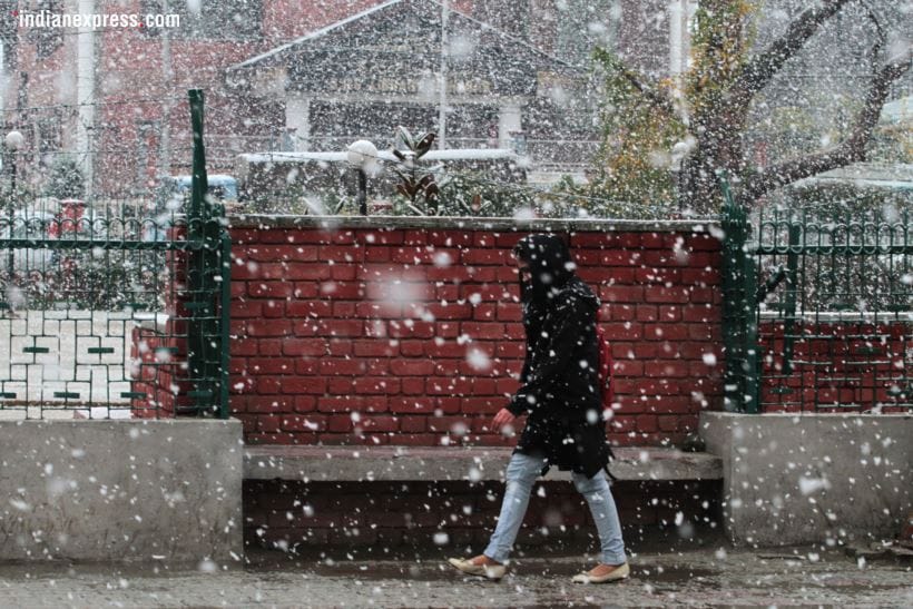 snowfall in srinagar, srinagar snowfall, srinagar snowfall photos, srinagar snowfall pics, j&k snowfall pics, snowfall in j&k pics, first snowfall in j&k photos, first snow in srinagar, first snow of the season, j&k news, Indian express