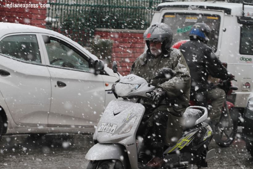 snowfall in srinagar, srinagar snowfall, srinagar snowfall photos, srinagar snowfall pics, j&k snowfall pics, snowfall in j&k pics, first snowfall in j&k photos, first snow in srinagar, first snow of the season, j&k news, Indian express
