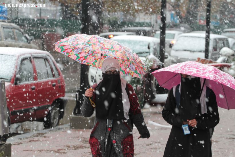 snowfall in srinagar, srinagar snowfall, srinagar snowfall photos, srinagar snowfall pics, j&k snowfall pics, snowfall in j&k pics, first snowfall in j&k photos, first snow in srinagar, first snow of the season, j&k news, Indian express