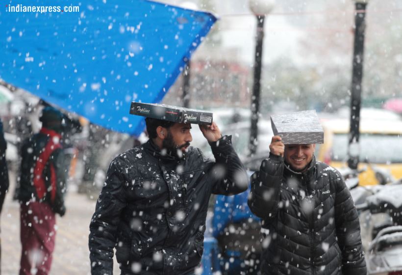 snowfall in srinagar, srinagar snowfall, srinagar snowfall photos, srinagar snowfall pics, j&k snowfall pics, snowfall in j&k pics, first snowfall in j&k photos, first snow in srinagar, first snow of the season, j&k news, Indian express