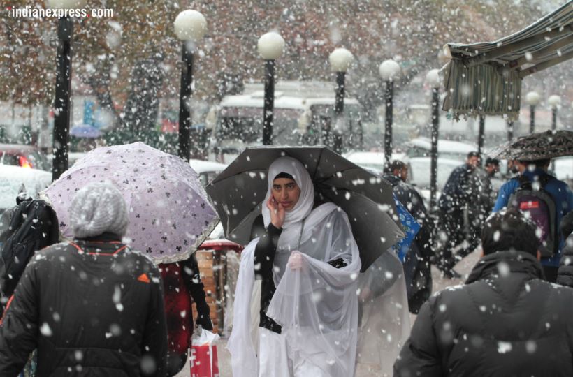 snowfall in srinagar, srinagar snowfall, srinagar snowfall photos, srinagar snowfall pics, j&k snowfall pics, snowfall in j&k pics, first snowfall in j&k photos, first snow in srinagar, first snow of the season, j&k news, Indian express
