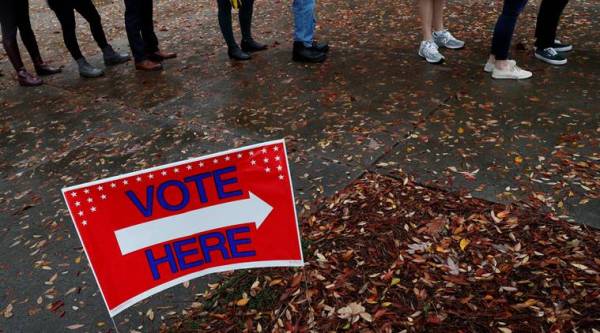 US midterm elections 2018: Democrats flip a string of GOP seats in early House returns