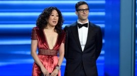 sandra oh and andy samberg to host golden globes