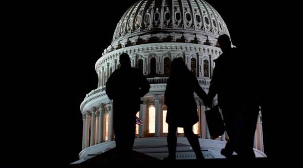 Stopgap bill to avert shutdown punts border wall to next year
