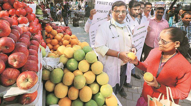 Maharashtra doctors sell fruits to protest stipend delay