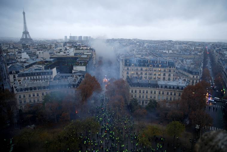 France 'yellow vest' protests: 211 arrested, 89,000 police deployed across country