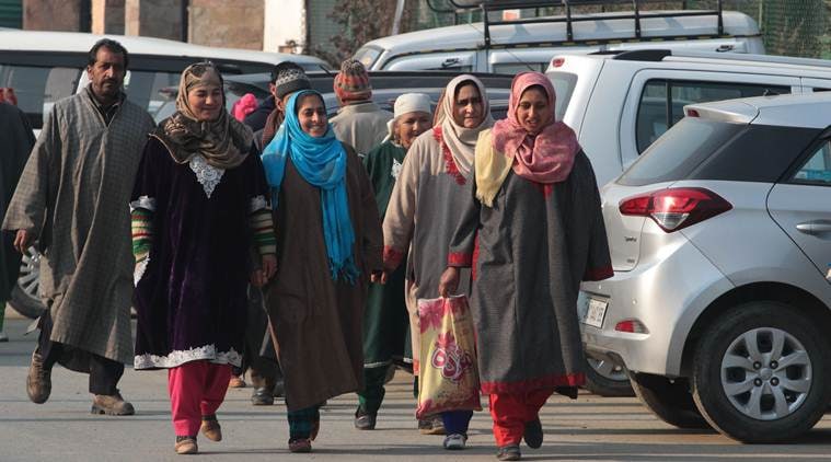 controversy over Kashmiri pheran