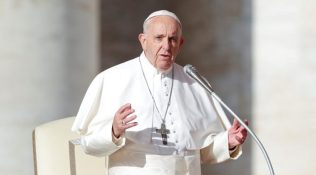 Don't blame migrants for everything, Pope tells politicians