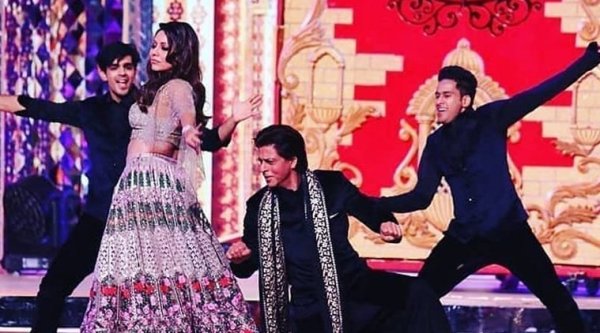 shah rukh khan and gauri khan at isha ambani sangeet