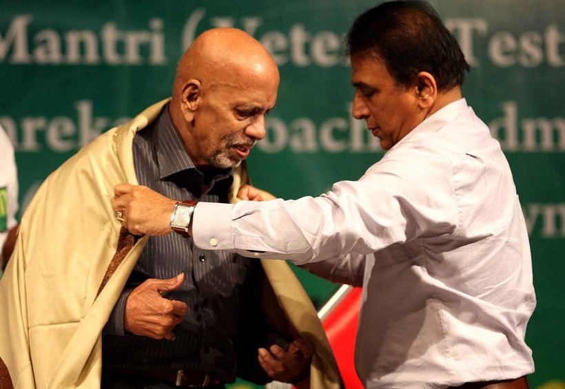 Achrekar being felicitated by Sunil Gavaskar during a ceremony at Vile Parle Recreation Centre at Dinanath Natyagriha Hall.