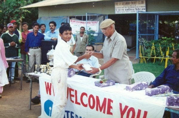 Ajinkya Rahane received prize from Ramakant Achrekar at his school going days.