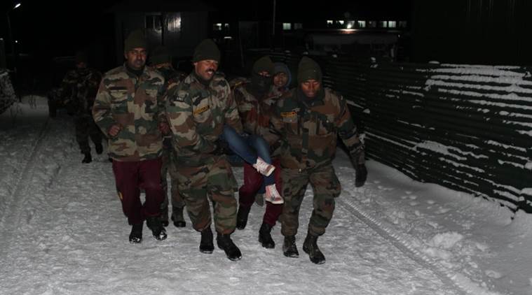 gangtok snow, darjeeling snow, nathu la pass snow, tourists stranded in darjeeling, tourists stranded in nathu la pass, tourists stranded in gangtok, indian army, tourists stranded army helps, indian army