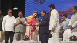 Isha Koppikar, Isha Koppikar joins bjp, actor isha koppikar, Nitin gadkari, union transport minister, bjp minister, indian express
