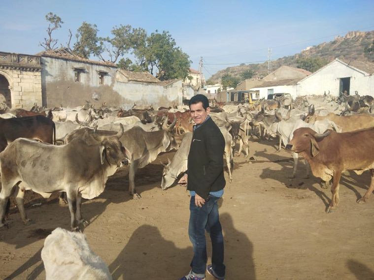 omung kumar on sets of pm narendra modi biopic