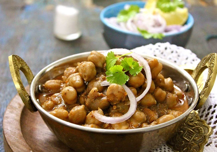 Lohri, lohri 2019, lohri recipes, lohri special recipes, lohri special recipes 2019, lohri dishes, lohri traditional dises, Paneer gravy and gur ki roti, laddoo, kurmure laddoo, The Drunken Botanist, pinni, pindi chole, gajar ka halwa, indian express, indian express news