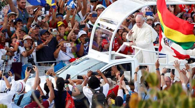 Pope Francis arrives in the pope mobile to attend the opening ceremony for World Youth Day at the Coastal Beltway in Panama City, Panama January 24, 2019. REUTERS/Henry Romero     TPX IMAGES OF THE DAY