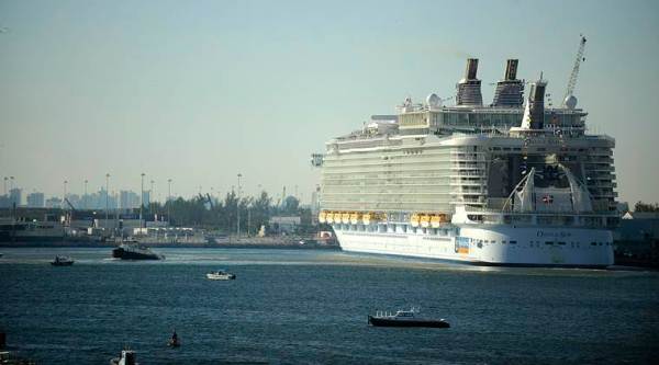 Norovirus outbreak sickens 277 on 'Oasis of the Seas'
