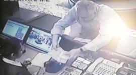 mumbai cashier duped, cashier duped of money, taj mahal palace hotel, hotel taj mahal palace, uae dirhams, cctv footage, colaba police, mumbai police, mumbai news, indian express news