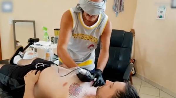 bird box, bird box challenge, people try bird box challenge, tattoo artist bird box challenge, viral video, trending, trending news, indian express, indian express news