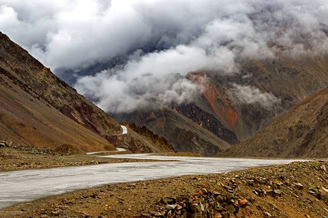 dangerous roads, dangerous roads of india, highest altitude roads, Zoji La Pass, Rohtang Pass, Chang La Pass, Gata Loops, Bum La Pass, Killar-Kishtwar Road, Sikkim’s 3-level zigzag road, leh ladakh, indian express, indian express news