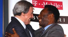 FILE PHOTO: BRAZILIAN FOOTBALL LEGEND PELE AND FORMER ENGLAND GOALKEEPER BANKS EMBRACE AS THEY MEET AT A NEWS … no alt set