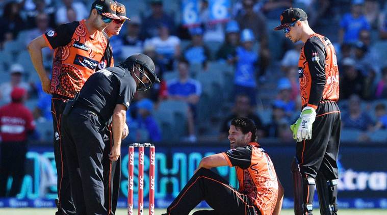 Nathan Coulter-Nile undergoes vertigo bout during BBL game