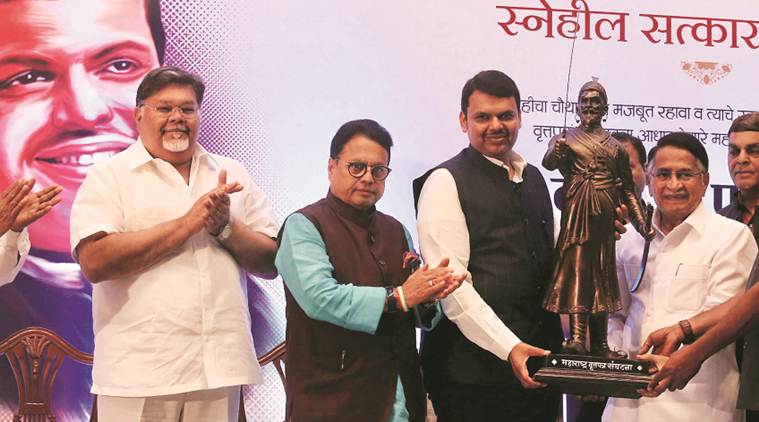 devendra fadnavis, maharashtra cm felicited, journalism, maharshtra newspapaers, indian express,