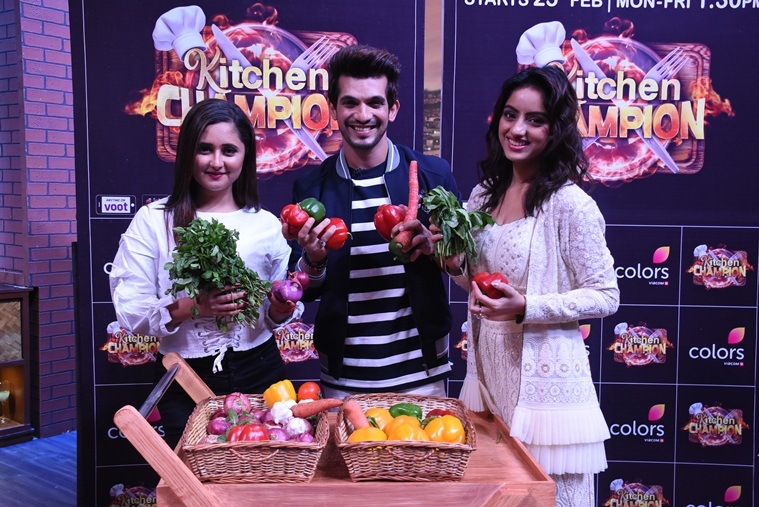 Arjun Bijlani with Rashmi Desai and Deepika Singh in Kitchen Champion