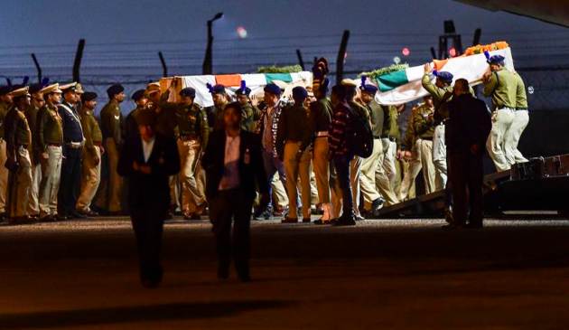 Pulwama terror attack, pulwama martyr soldiers homage, narendra modi soldiers tribute, pulwama martyr soldiers homage photos, narendra modi soldiers tribute photos, pulwama martyr soldiers homage pics, pulwama martyr soldiers homage images, crpf attack, Kashmir attack, pulwama martyr soldiers photos, pulwama martyr soldiers pics,