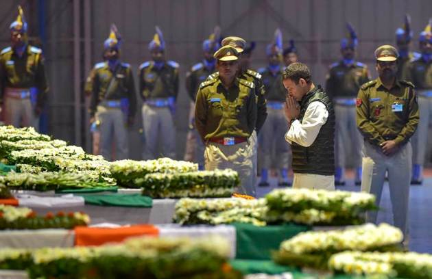 Pulwama terror attack, pulwama martyr soldiers homage, narendra modi soldiers tribute, pulwama martyr soldiers homage photos, narendra modi soldiers tribute photos, pulwama martyr soldiers homage pics, pulwama martyr soldiers homage images, crpf attack, Kashmir attack, pulwama martyr soldiers photos, pulwama martyr soldiers pics,