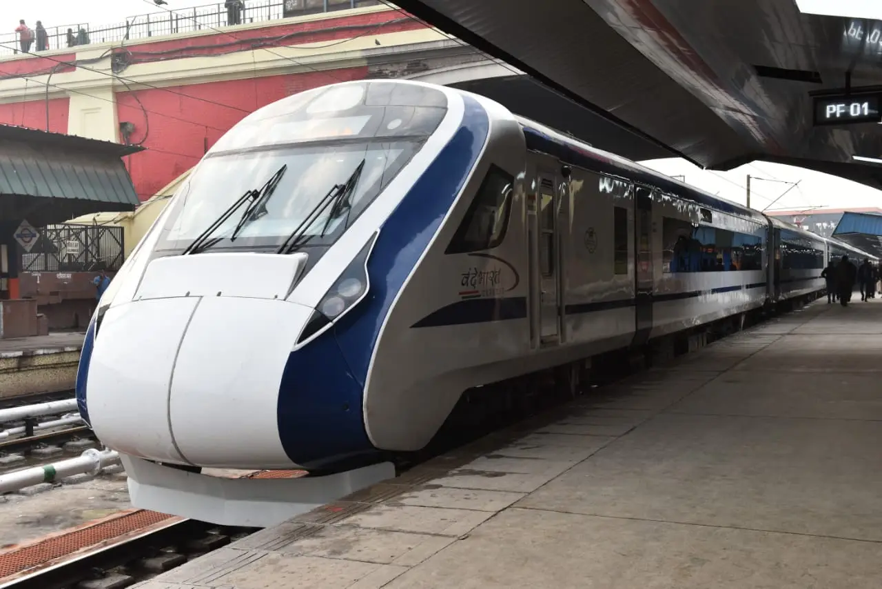 Train 18 Launch LIVE: PM Modi flags off Vande Bharat Express, now India ...