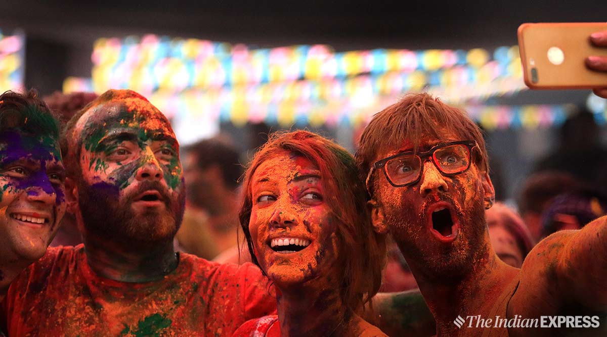 holi, save phone, phone, holi phone, save phone on holi, save phone on holi, phone water damage, waterproof case, waterproof phone case, secure privacy at holi